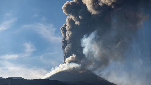 Vulkan-Ausbruch in Italien: „Riesige Lavasäule“ aus dem Ätna verursacht pechschwarze Straßen und Autos