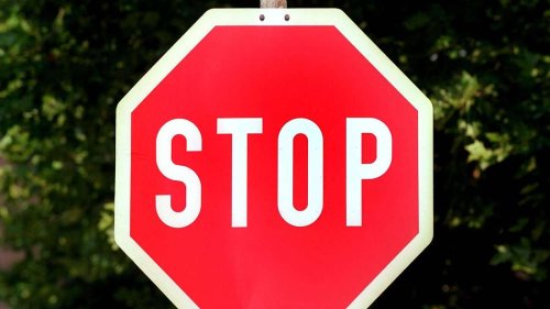 Stoppzeichen sieht weltweit gleich aus – aber warum?