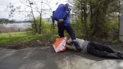 „Letzte Generation“ blockiert Elbbrücken in Hamburg - Lkw-Fahrer tritt Aktivisten in den Bauch