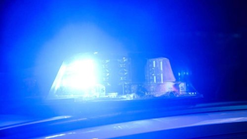 Motorradfahrer stößt mit Auto zusammen und stirbt