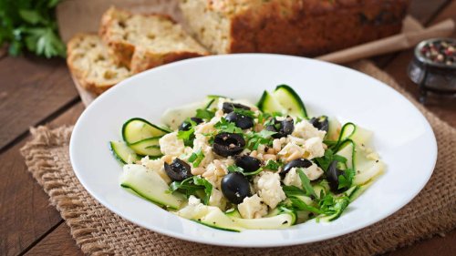 Genießen Sie diesen leichten Zucchinisalat mit Feta – die beste Sommer-Alternative für Gurkensalat