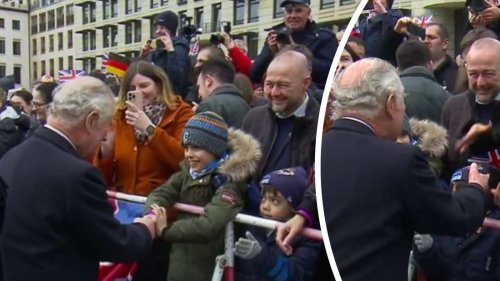 Trauriges Kind: Hier ignoriert König Charles kleinen Jungen beim Händeschütteln