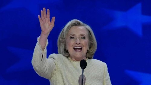 Hillary Clinton macht sich wegen Signal-Chat über Trump und Hegseth lustig