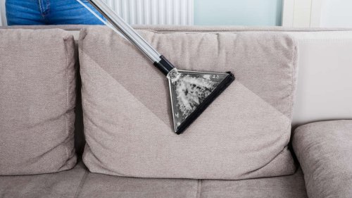 Sofa reinigen: So klappt es mit Natron, Backpulver und anderen Hausmitteln