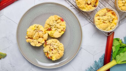 Rhabarber-Käsekuchen-Muffins mit Streuseln haben Lieblingsrezept-Potenzial