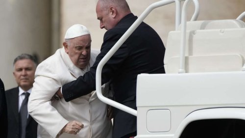 Papst Franziskus länger in Krankenhaus – Vatikan findet Ersatz für Oster-Auftakt