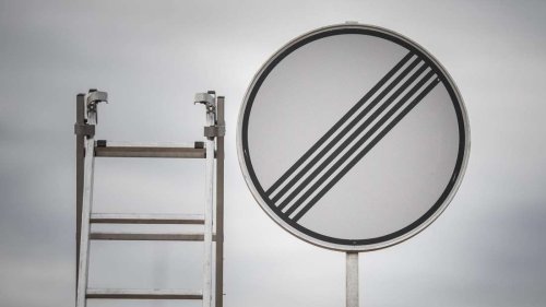 „Hoffe, ihr kommt in den Knast“: Klimaaktivisten schrauben radikal 250 Autobahnschilder ab