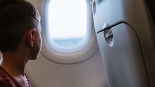 Trotz Tränenausbruch: Frau weigert sich, Fensterplatz im Flugzeug für Jungen zu räumen