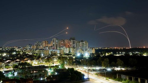Angriffe auf Israel: Mehrere Raketen schlagen nahe Tel Aviv ein