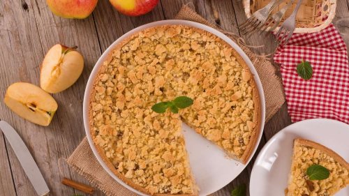 Süße Versuchung: Backen Sie Apfelstreuselkuchen mit Vanillepudding