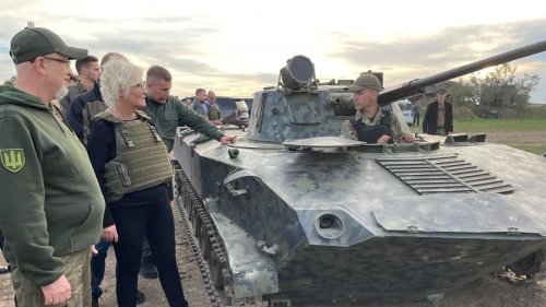 Lambrecht erstmals in der Ukraine: Sie sichert neue Waffen zu – und muss in Bunker Schutz suchen
