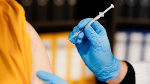 Gesundheitsminister Lauterbach wirbt für vierte Corona-Impfung - Stiko ist anderer Meinung