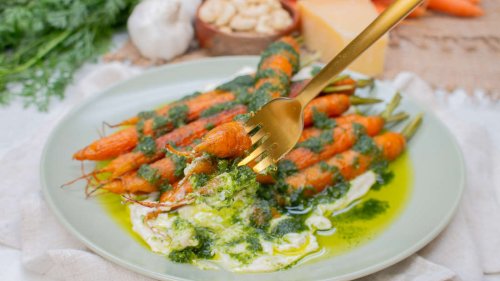 From Leaf to Root, das tut der Umwelt gut: Geschmorte Karotten mit Karottengrün-Pesto