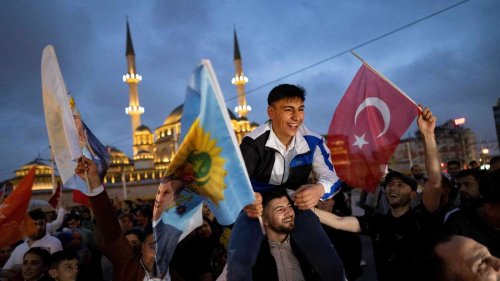 Türkei-Wahl: Erdogan mit Siegesrede – Wahlbeobachter offenbar ermordert