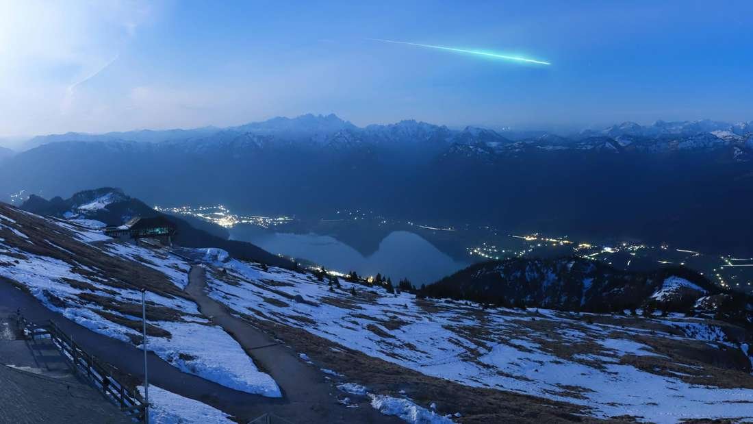 Feuerball rast über die Alpen und zerplatzt über Italien am Himmel