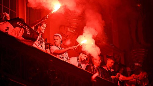 Eintracht-Spieler zünden Bengalos bei Siegesfeier: Polizei kündigt Ermittlungen an