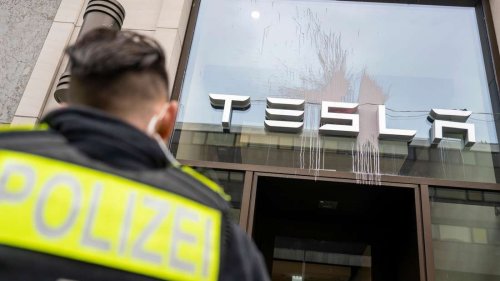 Klimaaktivisten protestieren gegen Tesla: „So eine Quatsch-Aktion“