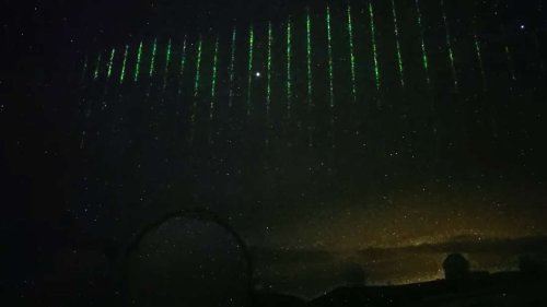 Seltsame Beobachtung über Hawaii: Grüne Laserstrahlen aus dem Weltall scannen Umgebung