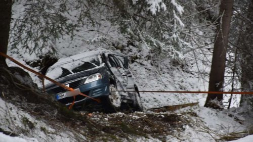 Im Skiurlaub in Tirol: Familie aus Deutschland stürzt mit Auto 40-Meter-Abhang in die Tiefe