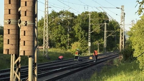 Güterzug entgleist kurz nach Fahrtbeginn – die Bilder des Unglücks