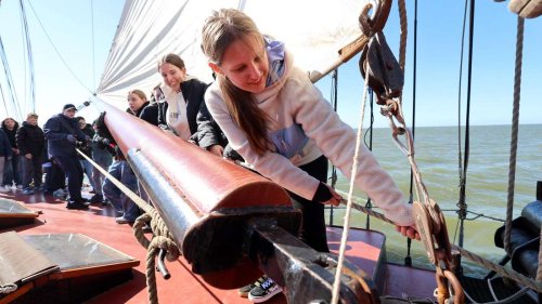 Konfirmanden segeln auf dem holländischen Ijsselmeer