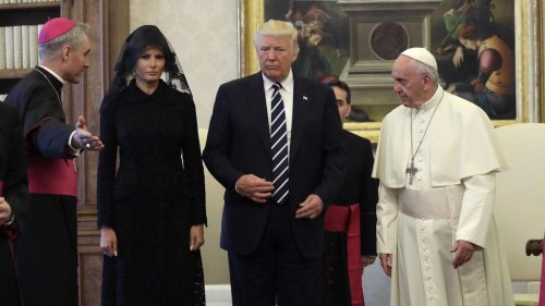 Papst-Beerdigung live: Trump sitzt in Rom nur in der dritten Reihe