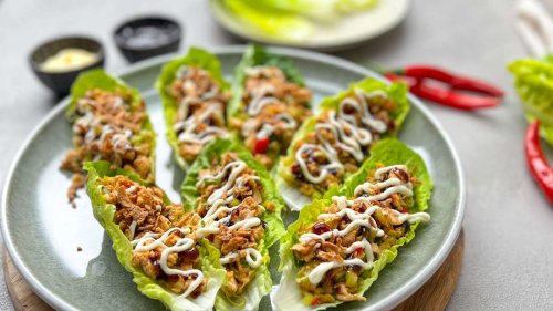 Low Carb und voller Geschmack: Hähnchen-Salat-Wraps in asiatischer Pracht