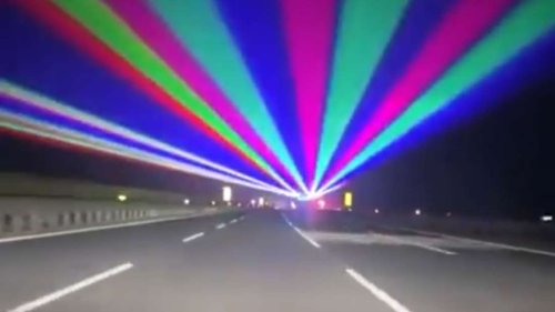 China testet Autobahn-Laser gegen Verkehrsunfälle – „Willkommen auf der Regenbogenstrecke“