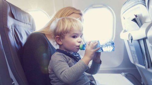 Mann will fremdes Kind im Flugzeug nicht am Fensterplatz sitzen lassen – Mutter empört