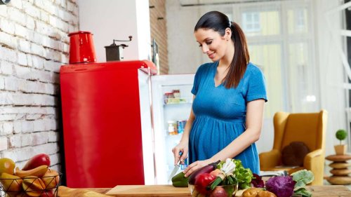 Liste zeigt Lebensmittel, die man in der Schwangerschaft nicht essen sollte