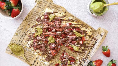 Dubai-Schokoladen-Blätterteig mit frischen Erdbeeren – Ein viraler Trend erobert die Küche