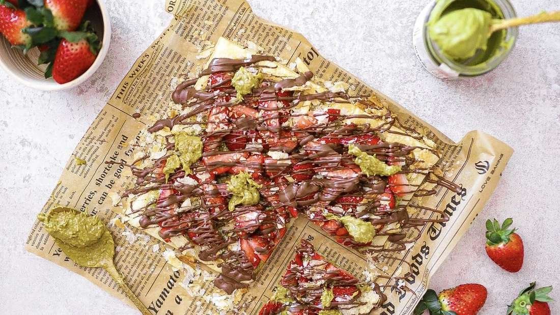 Dubai-Schokoladen-Blätterteig mit frischen Erdbeeren – Ein viraler Trend erobert die Küche