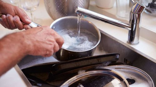 Hartnäckige Flecken im Kochtopf? Dieses Hausmittel hilft sofort