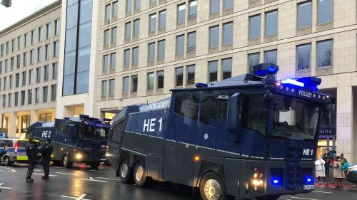 „Querdenker“-Demo in Frankfurt – Polizei löst Demo an Alter Oper auf