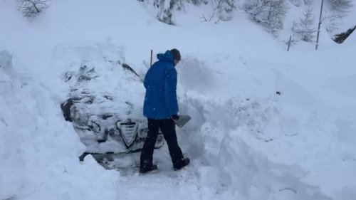 Reisende graben in Österreich Autos aus Schnee aus – es herrscht hohe Lawinengefahr