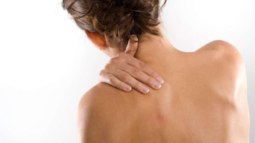 Schmerzen im oberen Rücken? Mögliche Ursachen und welche simple Maßnahme oft Wirkung zeigt