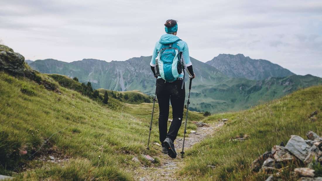 Wanderstöcke entlasten Knie und Gelenke – doch sie bergen auch einen gravierenden Nachteil
