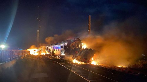 Fahrer bleibt auf Bahngleis stecken: Zug erfasst ihn - Zwei Tote nach „Flammen-Inferno“ in Italien