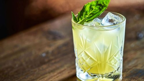 Cocktail meets Kräutergarten – schon mal von einem Gin Basil Smash gehört?