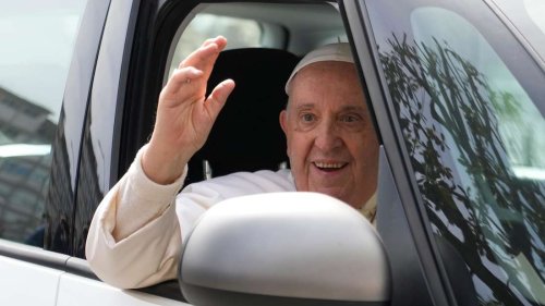 „Ich lebe noch“: Papst Franziskus verlässt das Krankenhaus