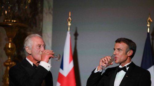 Galadinner im Schloss Versailles: König Charles vor güldener Kulisse