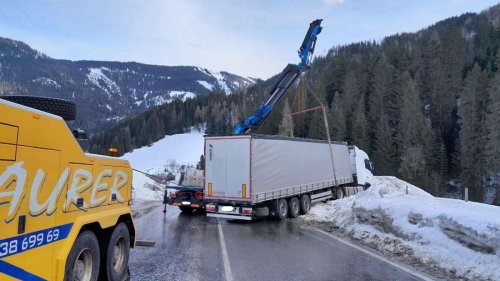 Riesen-Empörung nach „Beinahe-Katastrophe“ in Österreich: Winter-Crash löst Debatte um Fahrverbot aus