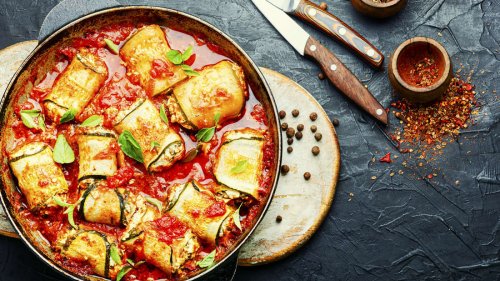 Zucchini-Gericht: Mit Hackfleisch gefüllt, Käse überbacken und Soße übergossen