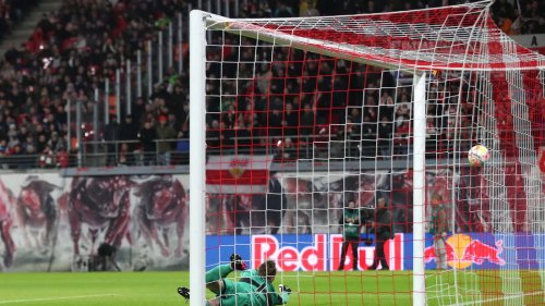 VfB Stuttgart bei RB Leipzig im Liveticker: Szoboszlai überwindet Müller per Freistoß