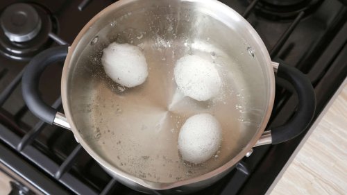 Eier kochen: Wasser bloß nicht in den Abfluss gießen