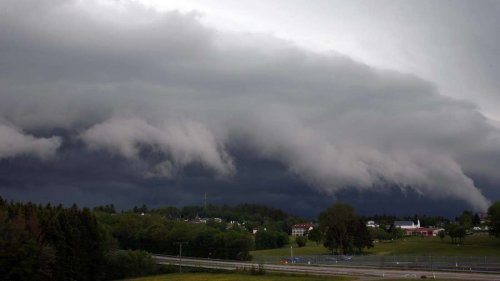 „Unwetterartiger Starkregen“ und Sturmböen walzen über Bayern hinweg: Mehrere Regionen betroffen