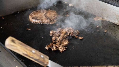 „Große Verärgerung gegenüber dem Chef“: Mitarbeiter packen aus – saftige Geldstrafe gegen Imbissbetreiber