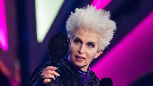 Marie-Agnes Strack-Zimmermann „rasiert“ Friedrich Merz an Karneval und wird gefeiert