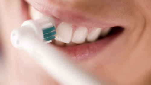 Richtig putzen: Viele Menschen verwenden ihre elektrische Zahnbürste nicht richtig
