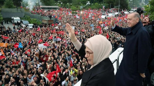 Stichwahl in der Türkei: Erdogan zur Siegesrede in Ankara, Wahlbeobachter ermordet